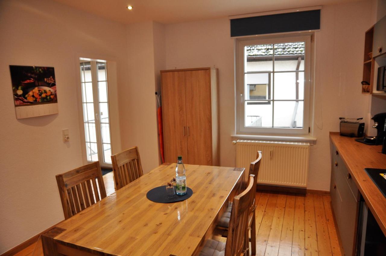 Apartmenthaus Am Zimmerplatz โฮฟไฮม์อัมเทานอส ภายนอก รูปภาพ