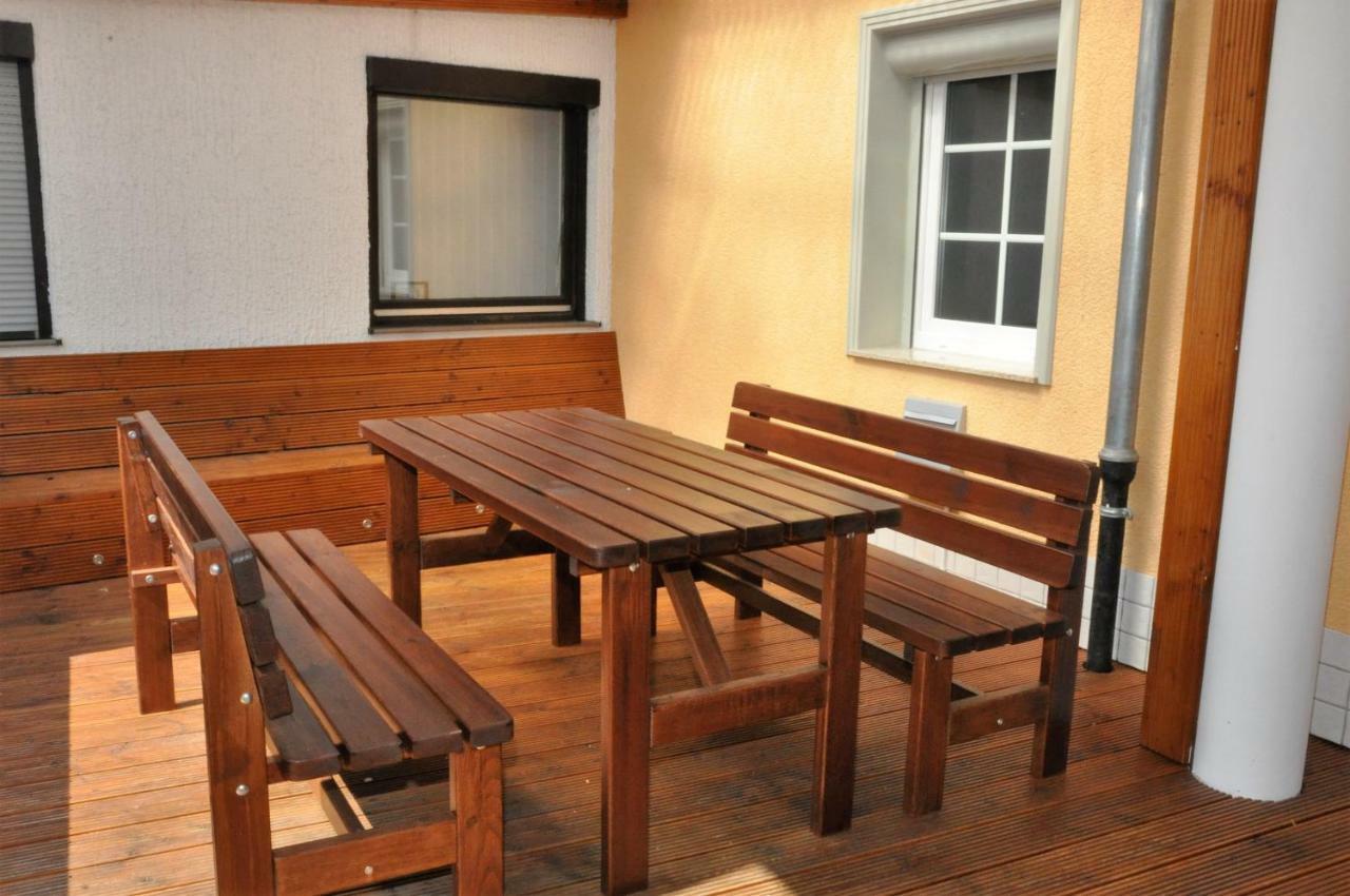 Apartmenthaus Am Zimmerplatz โฮฟไฮม์อัมเทานอส ภายนอก รูปภาพ
