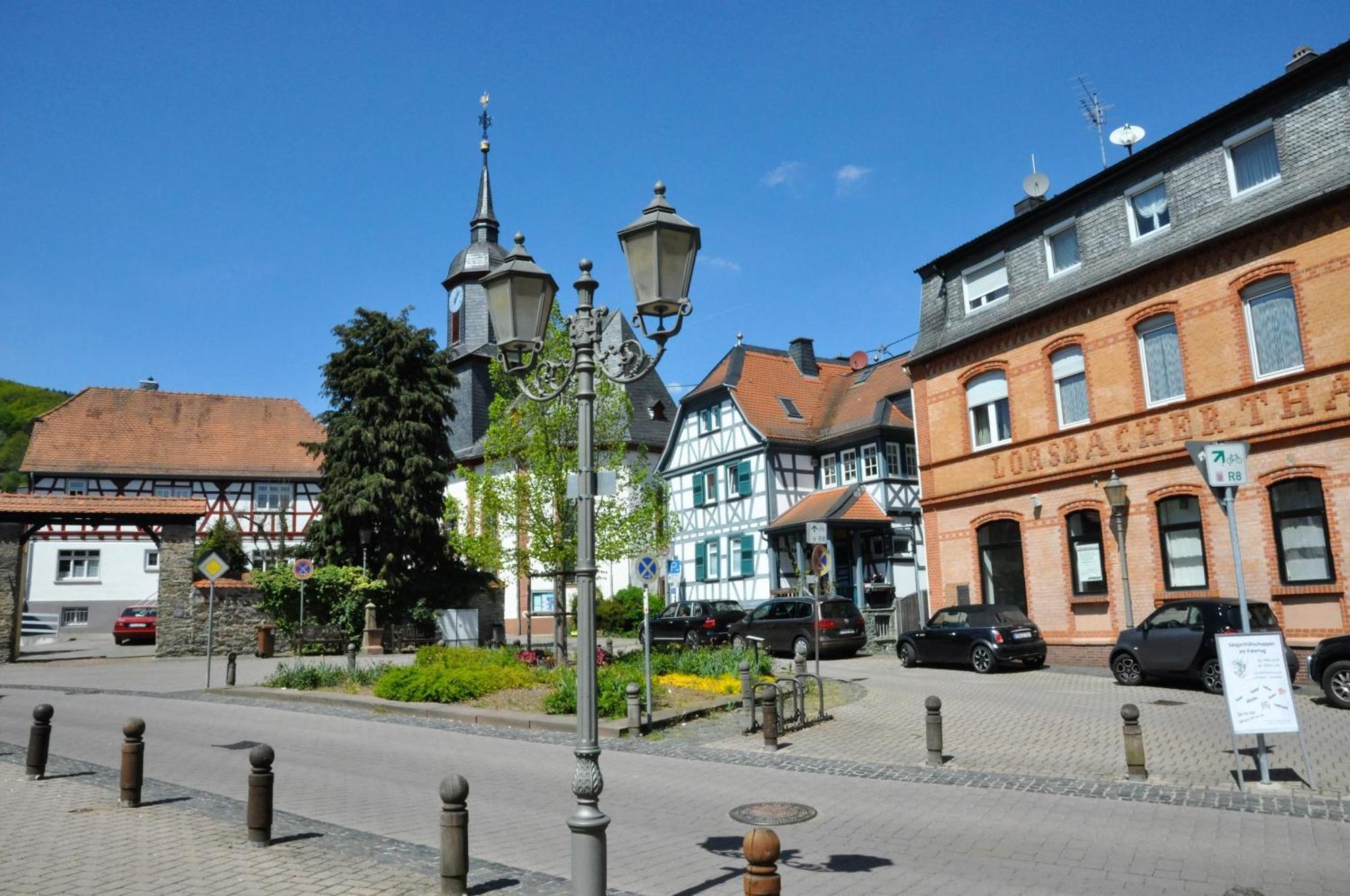 Apartmenthaus Am Zimmerplatz โฮฟไฮม์อัมเทานอส ภายนอก รูปภาพ