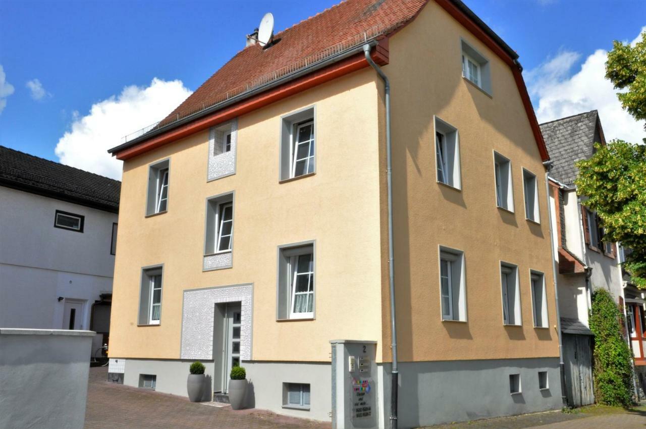 Apartmenthaus Am Zimmerplatz โฮฟไฮม์อัมเทานอส ภายนอก รูปภาพ