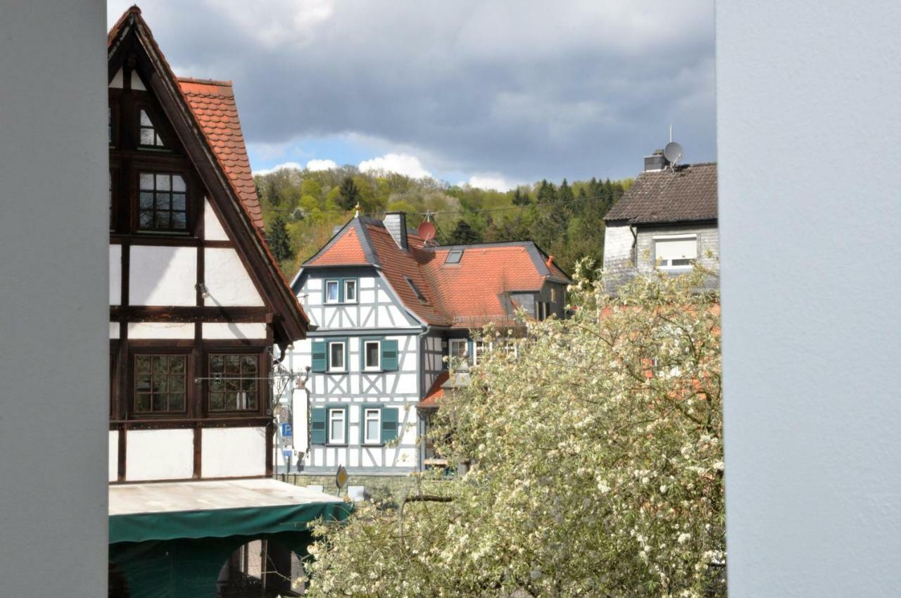 Apartmenthaus Am Zimmerplatz โฮฟไฮม์อัมเทานอส ภายนอก รูปภาพ