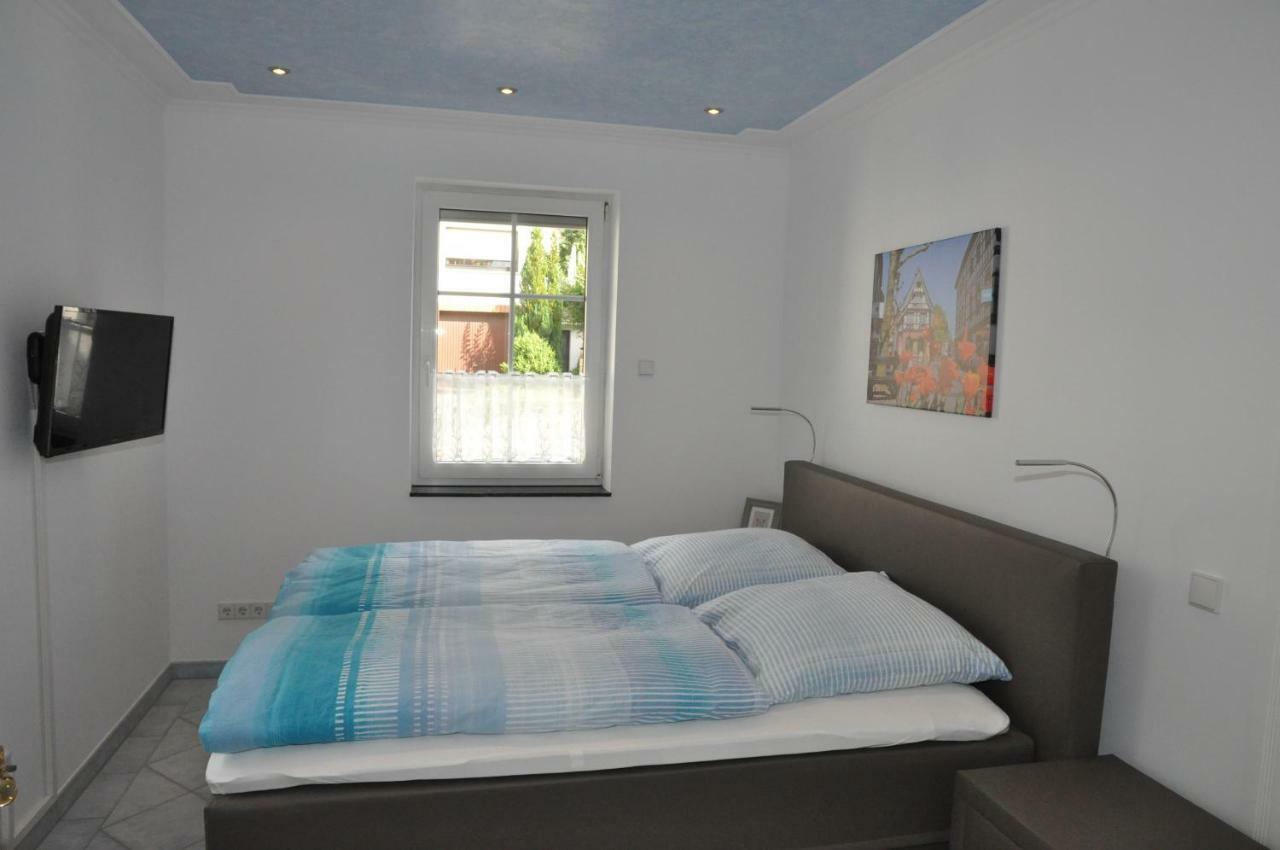Apartmenthaus Am Zimmerplatz โฮฟไฮม์อัมเทานอส ภายนอก รูปภาพ