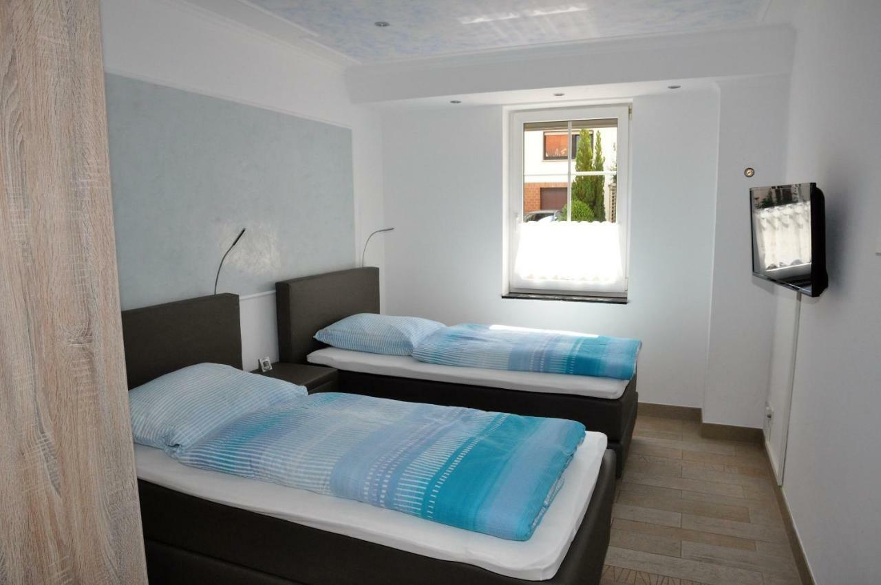 Apartmenthaus Am Zimmerplatz โฮฟไฮม์อัมเทานอส ภายนอก รูปภาพ