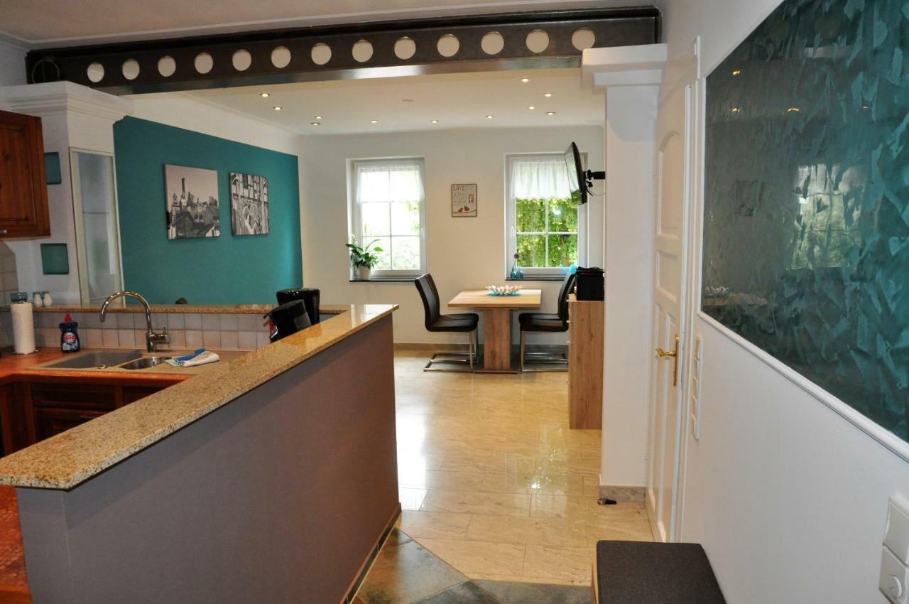 Apartmenthaus Am Zimmerplatz โฮฟไฮม์อัมเทานอส ภายนอก รูปภาพ