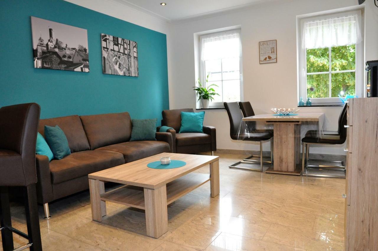 Apartmenthaus Am Zimmerplatz โฮฟไฮม์อัมเทานอส ภายนอก รูปภาพ